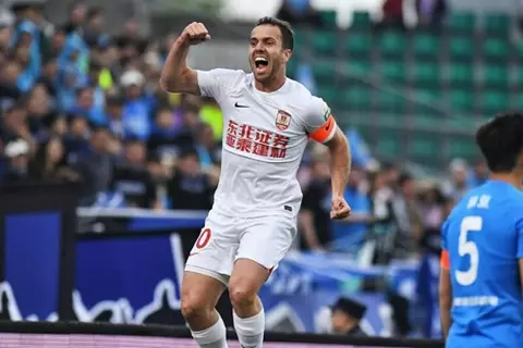 قبل أيام من مواجهة السعودية.. منتخب الصين يجنّس لاعبا برازيليا